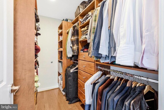 Building Photo - 1001 L St NW