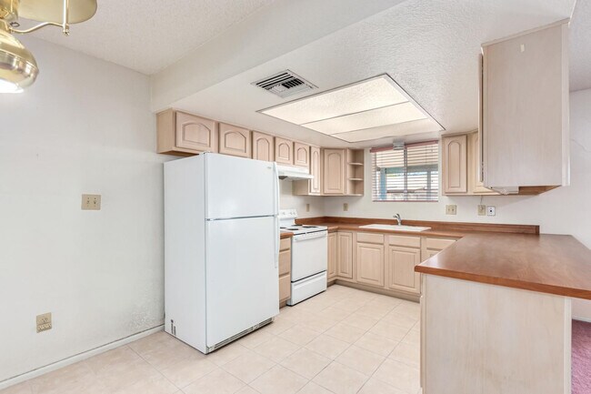 Building Photo - 1432 S Oracle