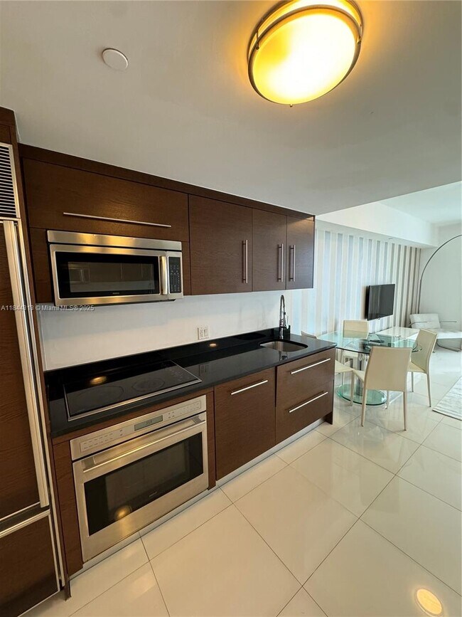 Building Photo - 465 Brickell Ave