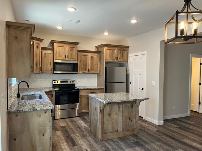 Building Photo - Rent Reduced! Rent Special $100 Off the First 2 Month of Rent!!