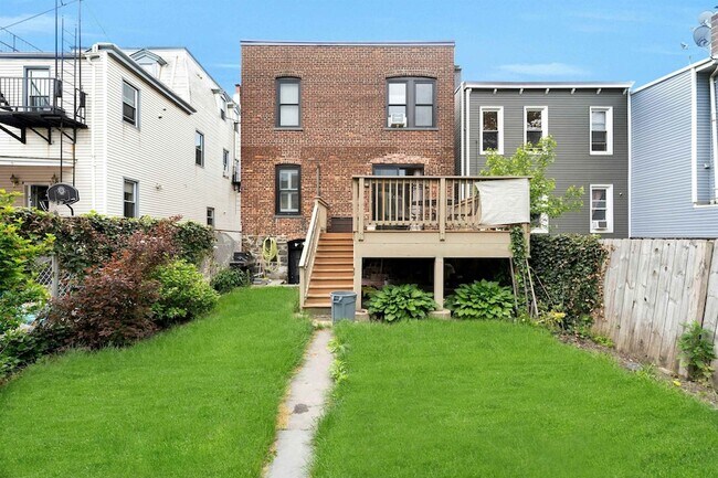 Building Photo - 722 27th St