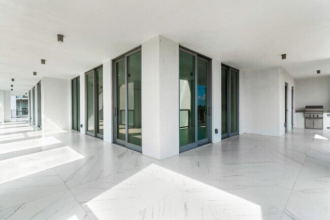 Building Photo - 495 E Royal Palm Rd