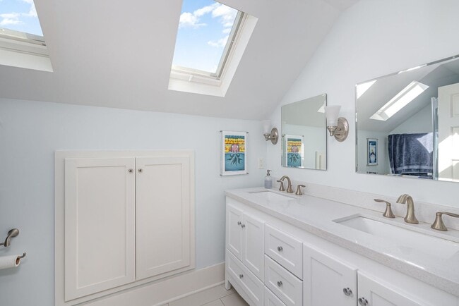 Building Photo - Sunset Hill Home