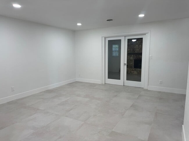 Building Photo - 3 Bedroom , 2 Bath home with office!