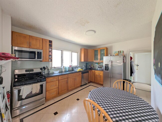 Building Photo - 489 Main St