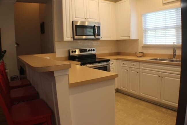 Building Photo - Fabulous Fully Furnished Townhome Availabl...