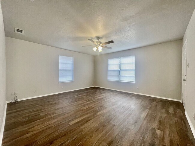 Building Photo - 101/103 Lockhart St.