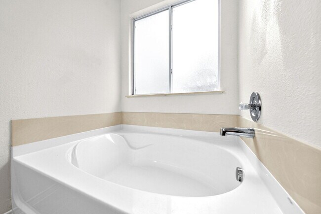 Building Photo - Charming 4-Bedroom Sanctuary - Spacious Living Awaits