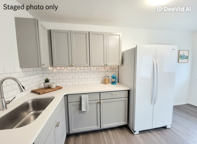 Building Photo - Spacious Yard and Detached Garage - Captiv...