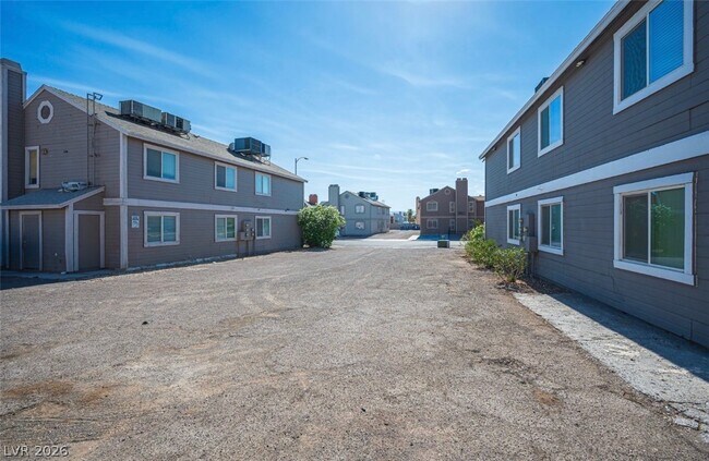 Building Photo - 921 Snug Harbor St