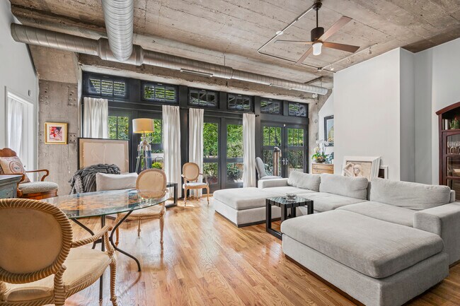 Building Photo - 1070 W 15th St