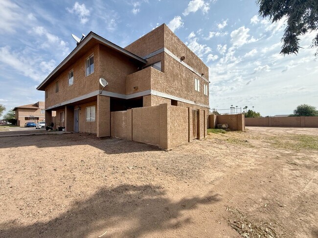Building Photo - 6901 W Devonshire Ave