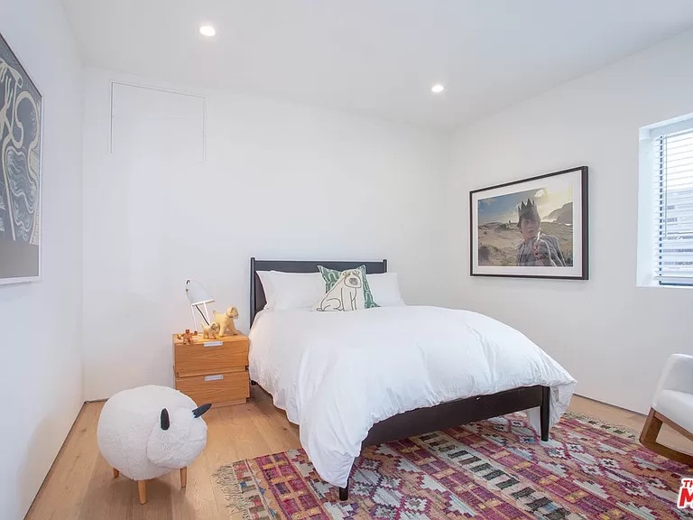 Middle Floor Bedroom - 3756 Brilliant Dr