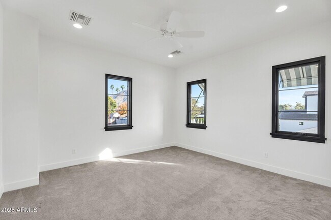 Building Photo - 4901 E Amelia Ave