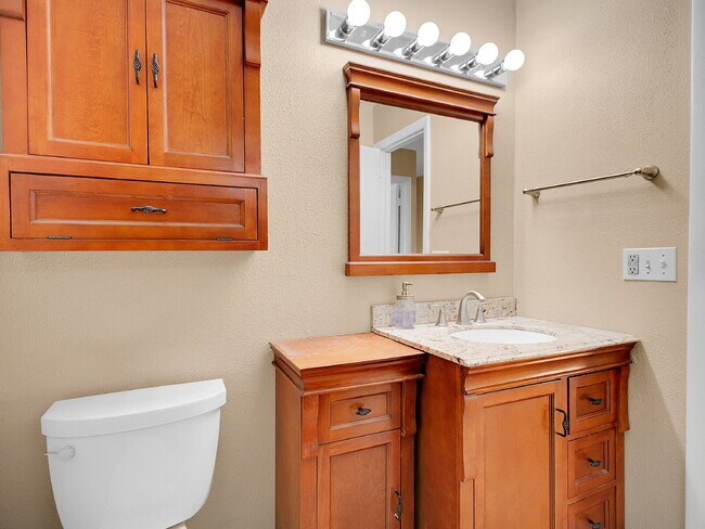 Building Photo - $2,295.00, 2-bed, 3-bath Condo in Westmins...