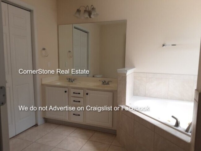 Building Photo - 1830 Balmoral Dr