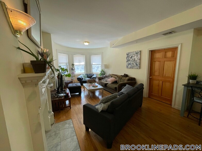 Building Photo - 1406 Beacon St