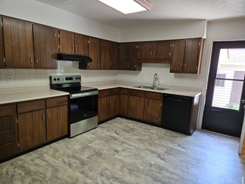 Building Photo - 11617 S Williamsburg Dr