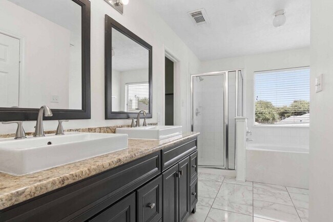 Building Photo - 10418 Iris Lake Ct