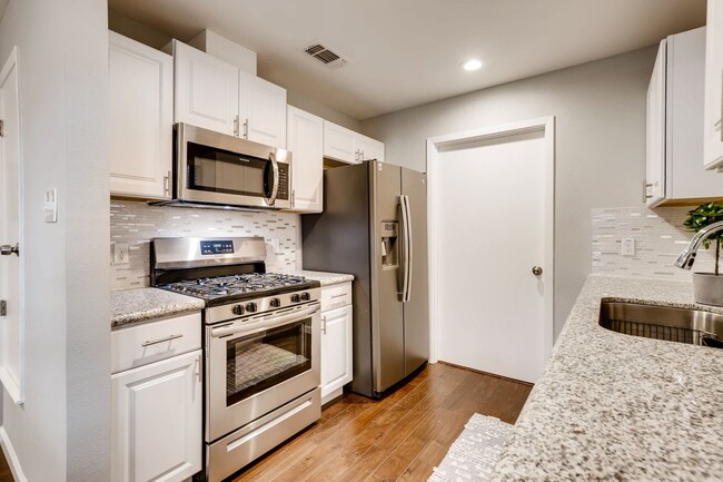 Building Photo - RECENTLY REMODELED 3 BR / 2 BATH COTTAGE L...