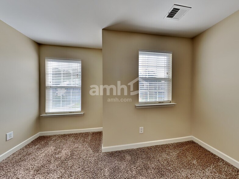 Building Photo - 117 Longford Dr