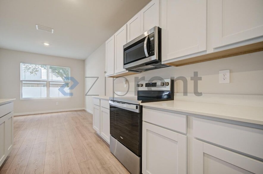 Building Photo - 707 NW 2nd Ln