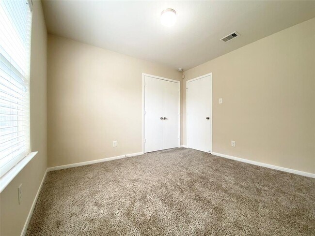 Building Photo - 8119 Yaupon View Dr
