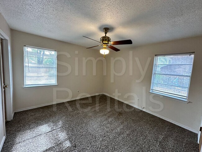Building Photo - 7 Timberside Dr