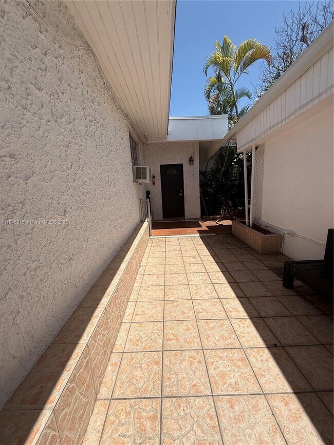 Building Photo - 1218 SW 11th Ave
