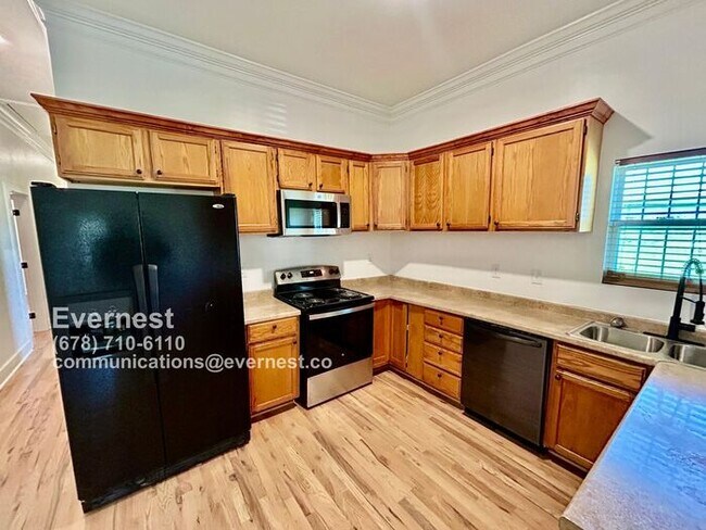 Building Photo - Spacious 4-Bedroom Home with Front Porch a...