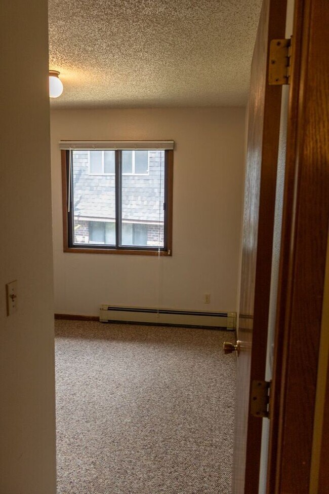 Building Photo - $1,195 | 2 Bedroom, 1 Bathroom Condo | Cat...