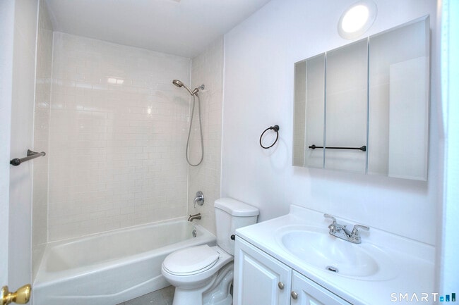 Building Photo - 638 Cove Rd