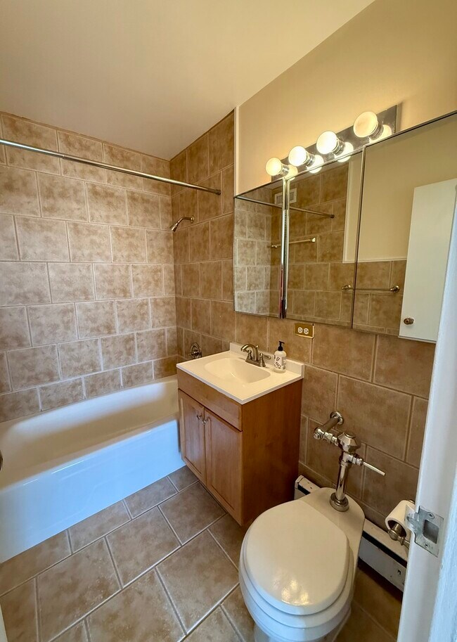 Building Photo - 5757 N Sheridan Rd