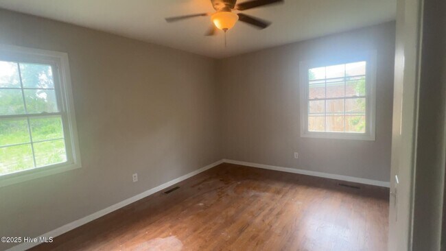 Building Photo - 104 Greencrest Cir