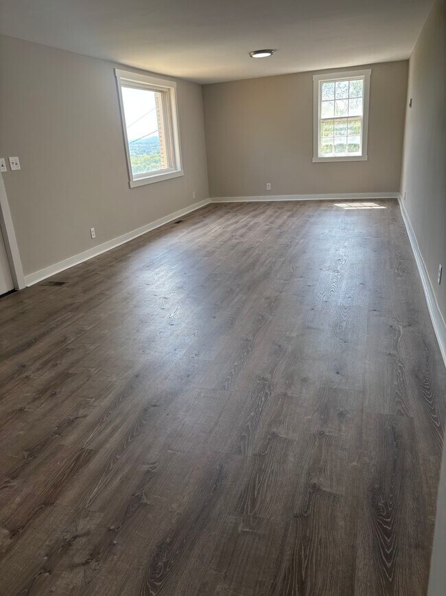 Building Photo - Newly remodeled house with a great city view!