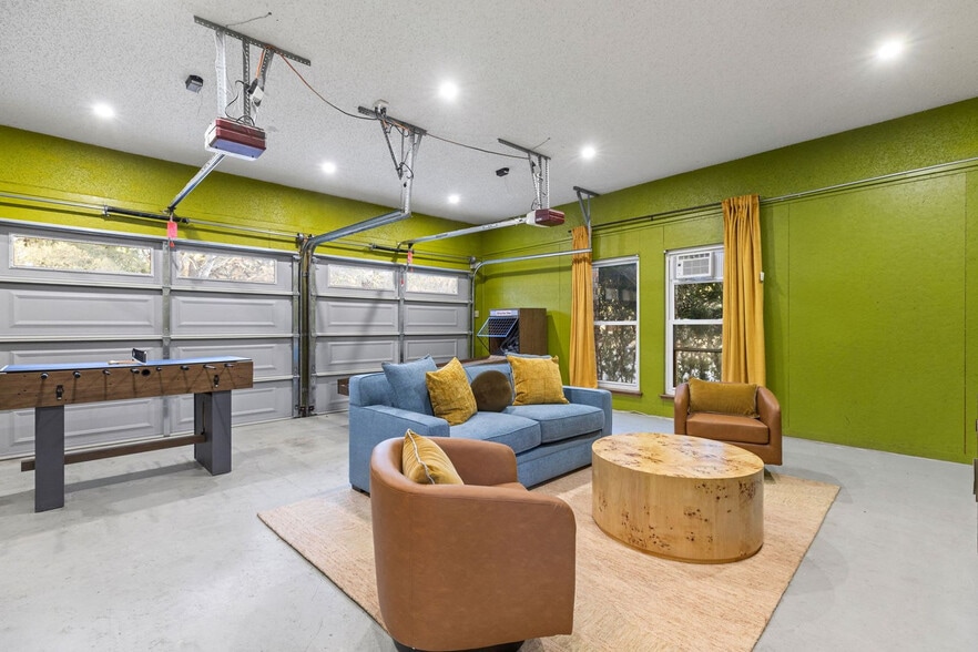 Building Photo - 326 Whisper Wood Ln