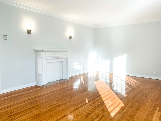Building Photo - 452 S New Hampshire Ave