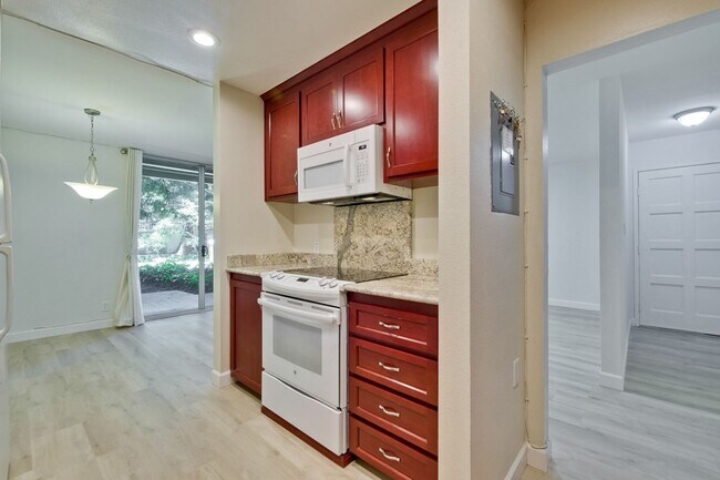 Building Photo - Beautiful 2BR 2BA downstairs condo in Moun...