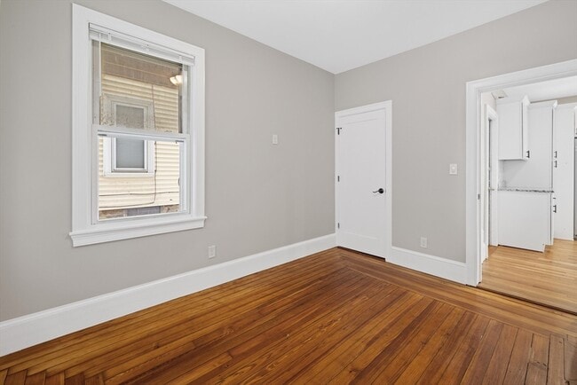 Building Photo - 921-923-923 E Broadway