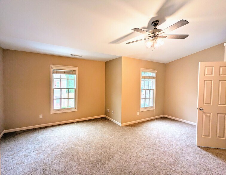 Building Photo - 300 Knelston Oak Dr NE