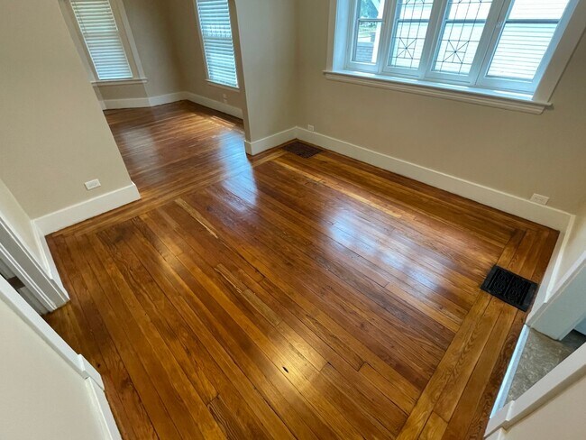 Building Photo - 1041 Davis Ave NW