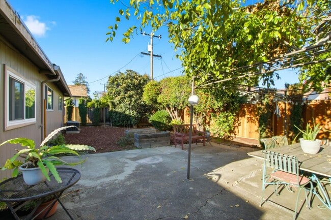 Building Photo - 2682 Coit Dr