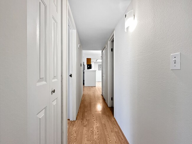 Building Photo - Charming 2-Bedroom Condo in Prime Location...