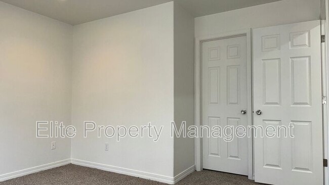 Building Photo - 175 S Stardust Ct