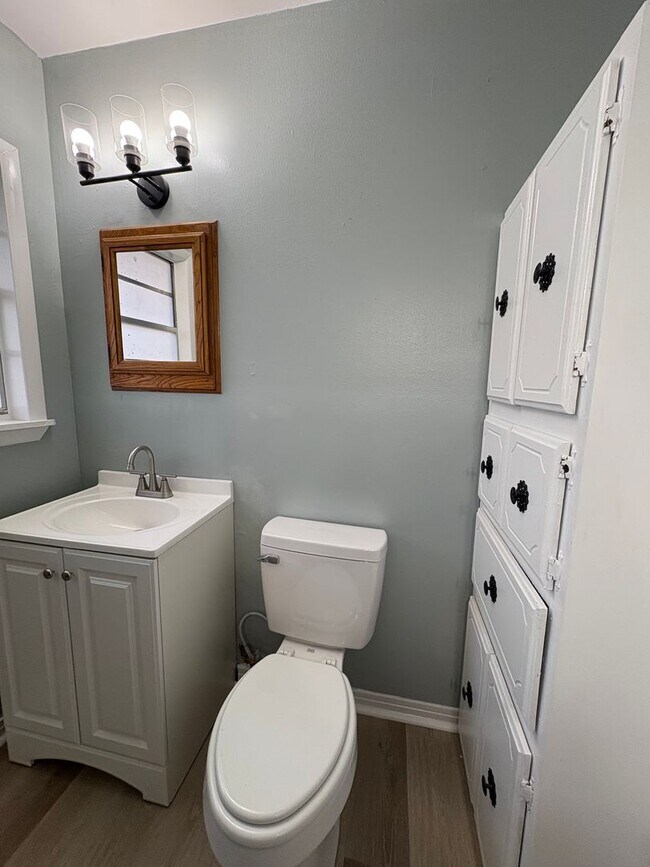 Building Photo - Amazing 4 bedroom/2 bath Home with Fireplace and Central Air & Heat!