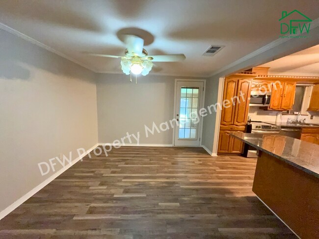 Building Photo - Charming 3-Bedroom Home with Sunroom & Spacious Backyard in Irving!