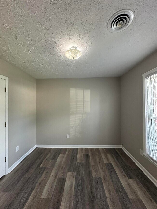 Building Photo - 3353 Kenesaw Dr