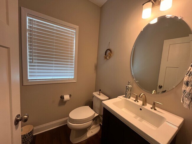 Building Photo - 4 Bedroom, 3.5 Bathroom Townhouse