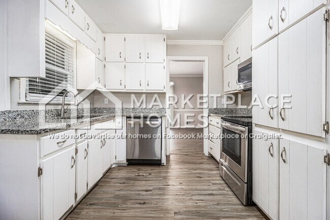 Building Photo - 1732 Fontaine Dr