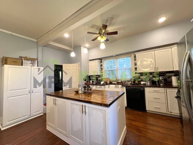 Building Photo - 2417B Clark Street